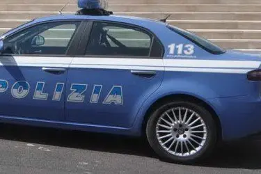 Gli agenti della volante della polizia hanno fermato l'ubriaco