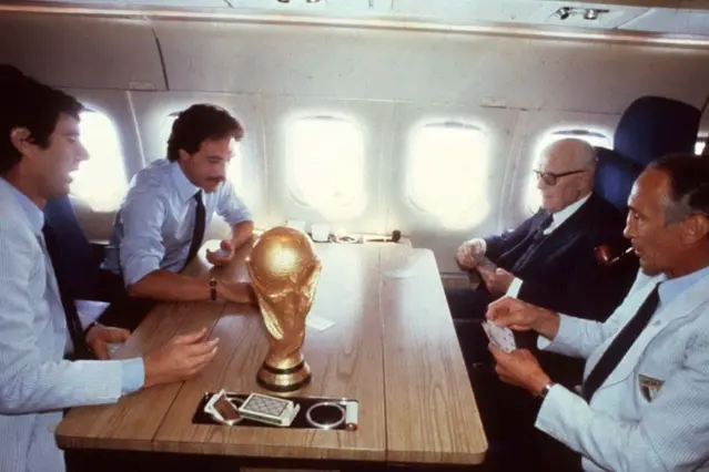 La famosa partita a scopone in aereo con Pertini, Zoff e Causio