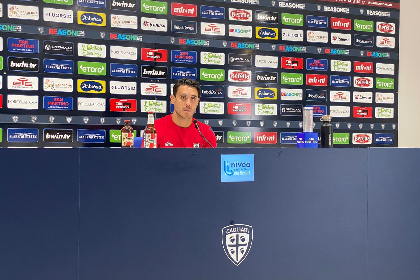 Nicolas Viola, il centrocampista rossoblù si presenta a Cagliari
