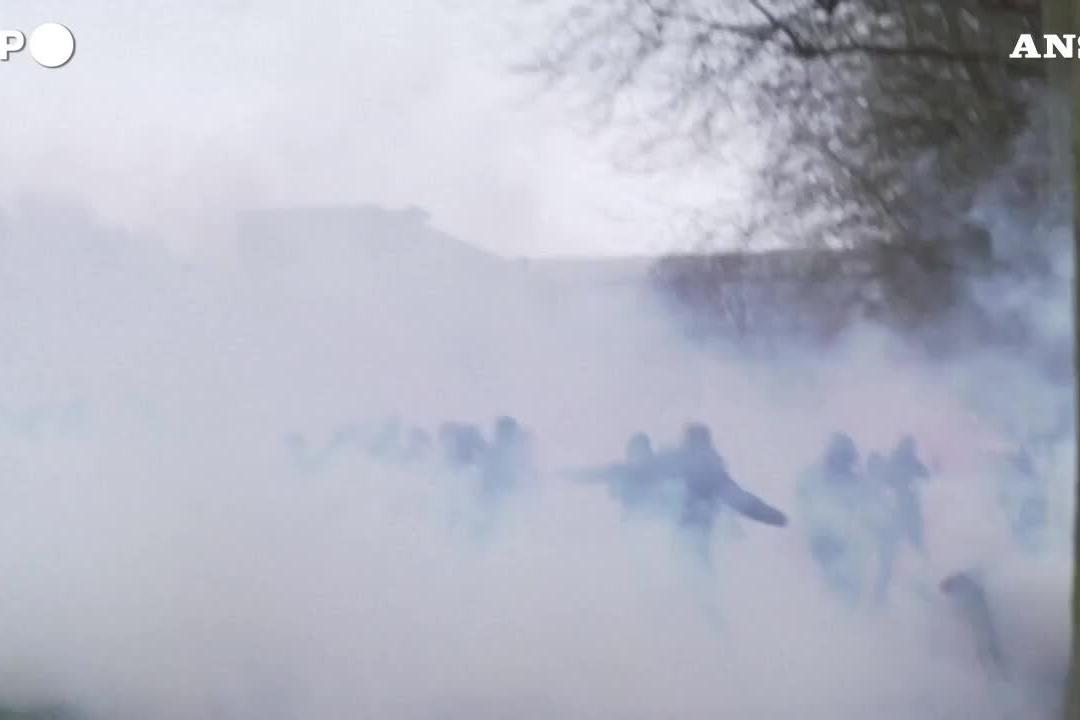 Proteste No Vax a Bruxelles, la polizia usa lacrimogeni e idranti contro i manifestanti