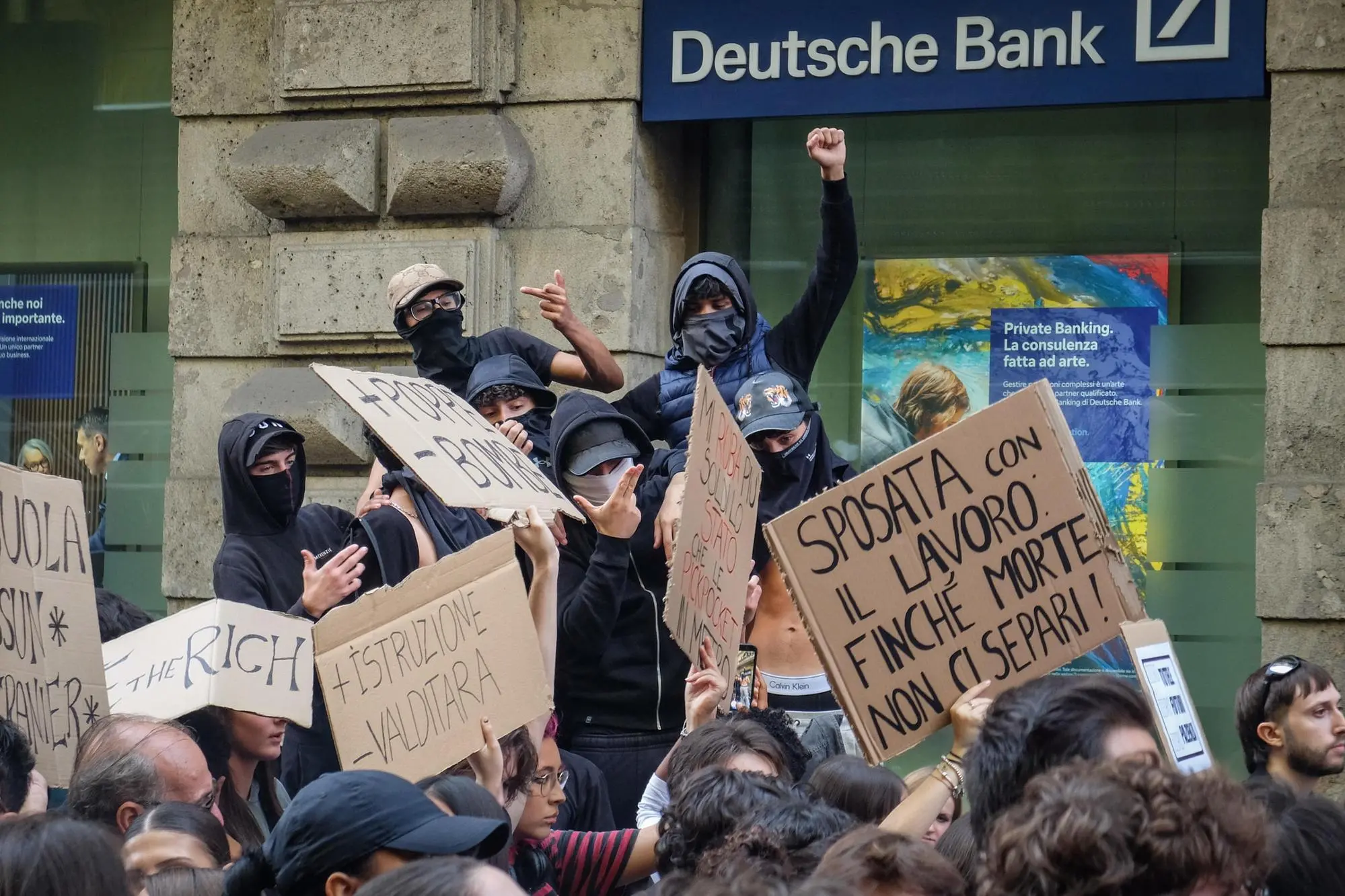 Raid organizzati via chat: trenta ragazzini perquisiti a Como Disordini tafferugli e cariche della Polizia durante la manifestazione Italia in Piazza, Milano, 17 Ottobre 2026. // Unrest, scuffles, and police charges during the "Italia in Piazza" demonstration, in Milan, Italy, 17 October 2026. ANSA/MATTEO CORNER