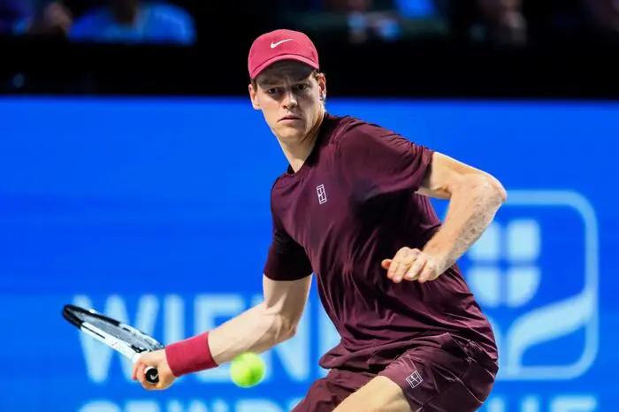 Italy's Jannik Sinner returns the ball to Australia's Alex de Minaur during the men's semi-final singles match at the ATP Vienna Open tennis tournament in Vienna, Austria, on October 25, 2025. (Photo by MAX SLOVENCIK / APA / AFP) / Austria OUT