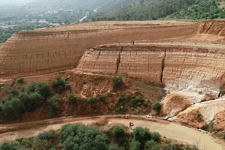 Le montagne rosse davanti a Monteponi, Iglesias (L'Unione Sarda)