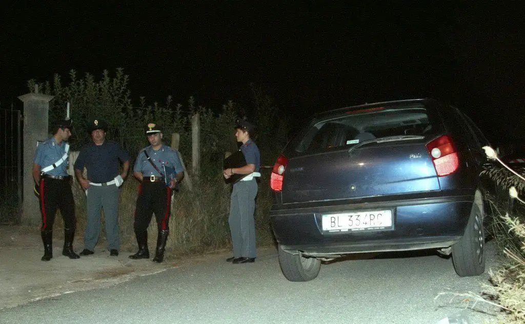 Inquirenti sulla scena dell'omicidio