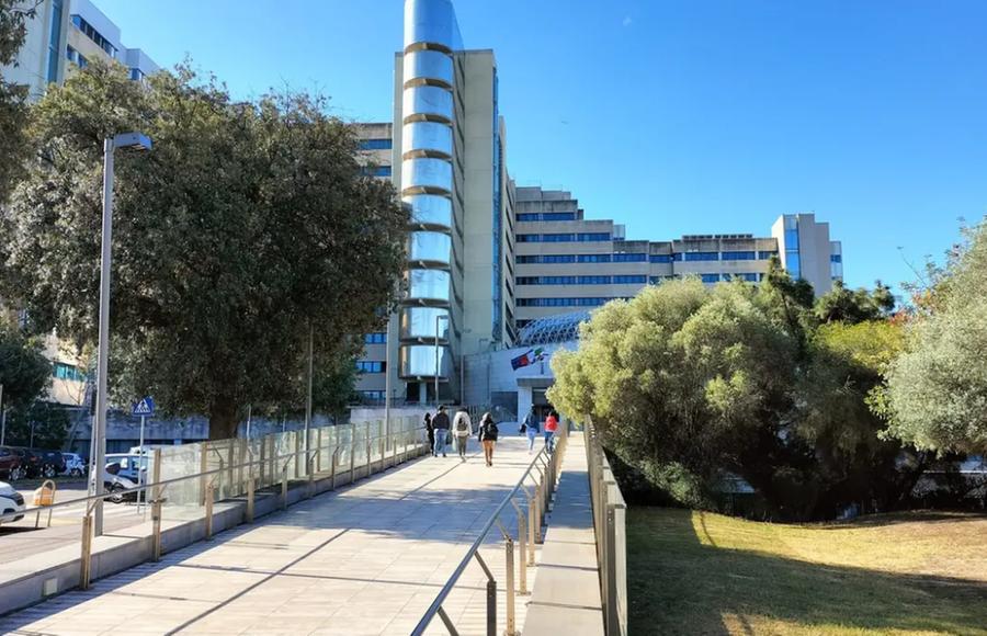 Cadono dallo scooter vicino a viale Poetto: due ragazzi in ospedale, uno in codice rosso