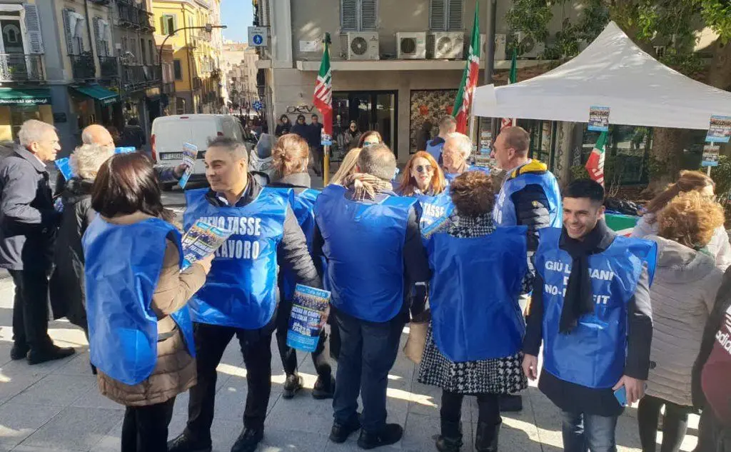 Il gazebo dei gilet azzurri in piazza a Cagliari (foto Ufficio Stampa)