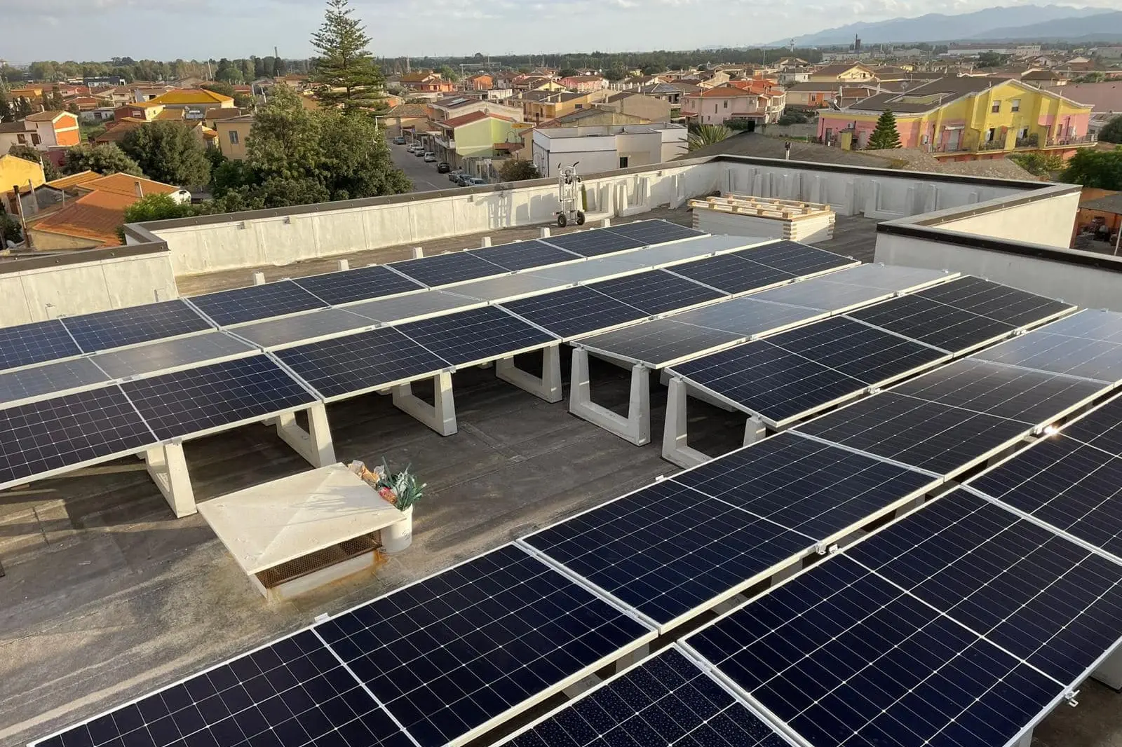 Un impianto fotovoltaico sul tetto di un Municipio in Sardegna