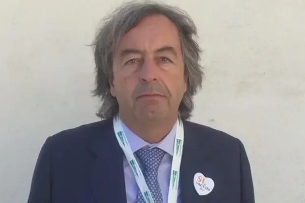 I virologi iniziano ad affollare le trasmissioni televisive, spesso anche litigando tra loro. Lui è Roberto Burioni
