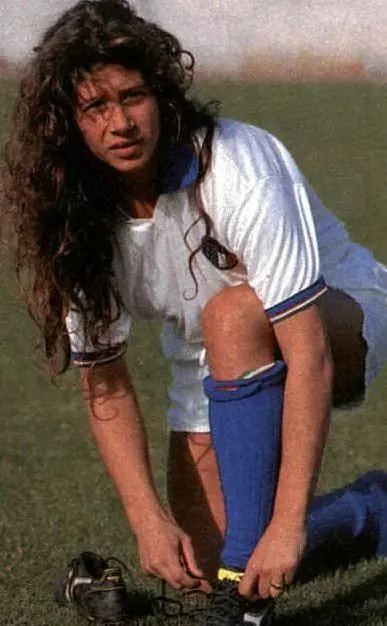 Carolina Morace con la maglia della Nazionale (foto Wikipedia)