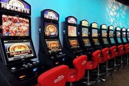 Sigilli alle slot machine, chiuse 12 sale giochi: maxi operazione della polizia