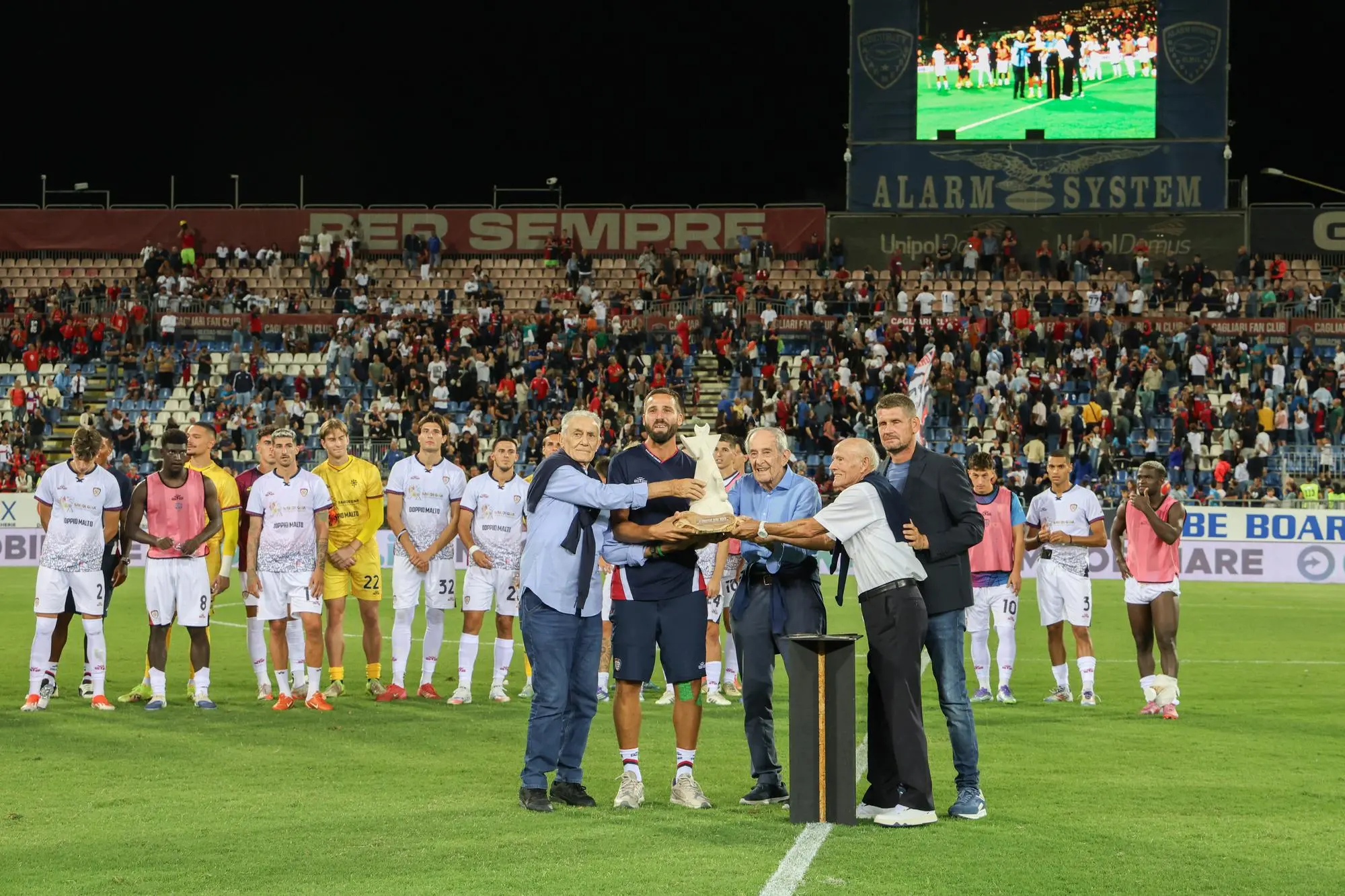 La premiazione del Cagliari al Trofeo Gigi Riva (foto Fabio Murru)