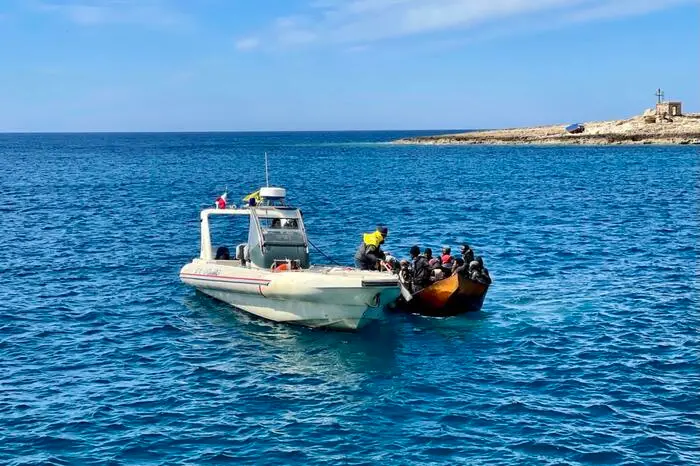 Migranti soccorsi al largo di Lampedusa (Ansa)