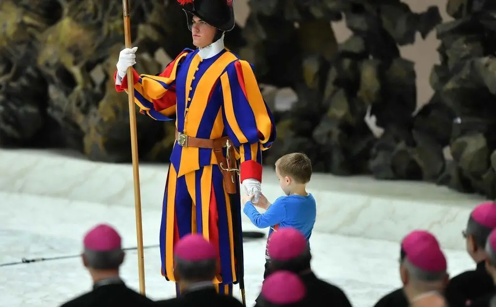 Simpatico fuori programma durante l'udienza del Papa