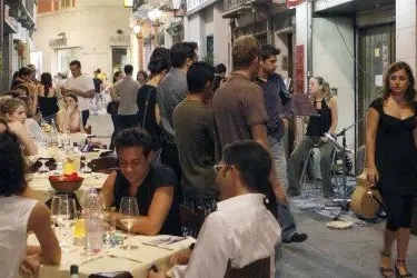 Tavoli nel quartiere della Marina