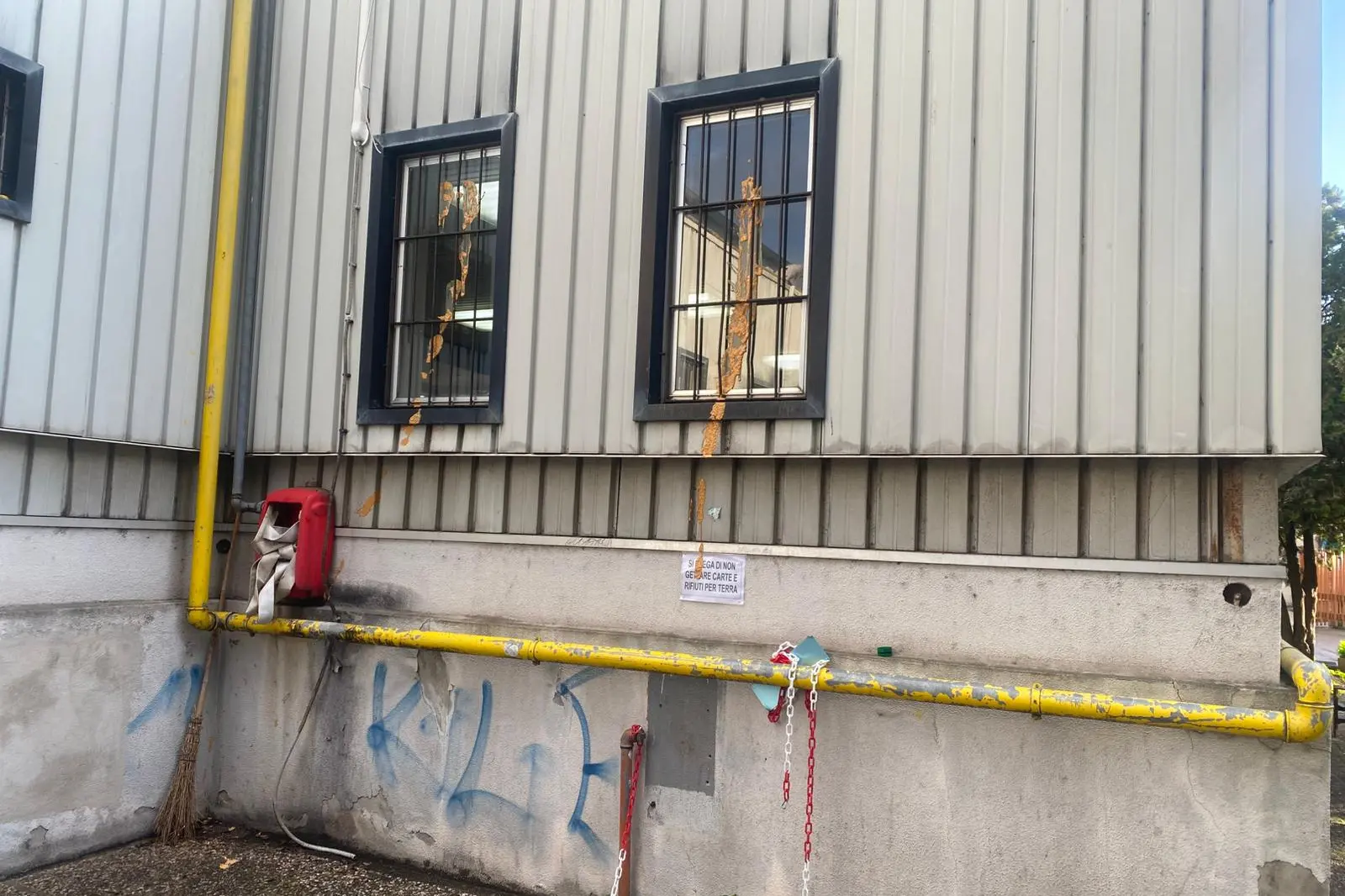 Sassari, finestre imbrattate al circolo Culleziu (foto Floris)