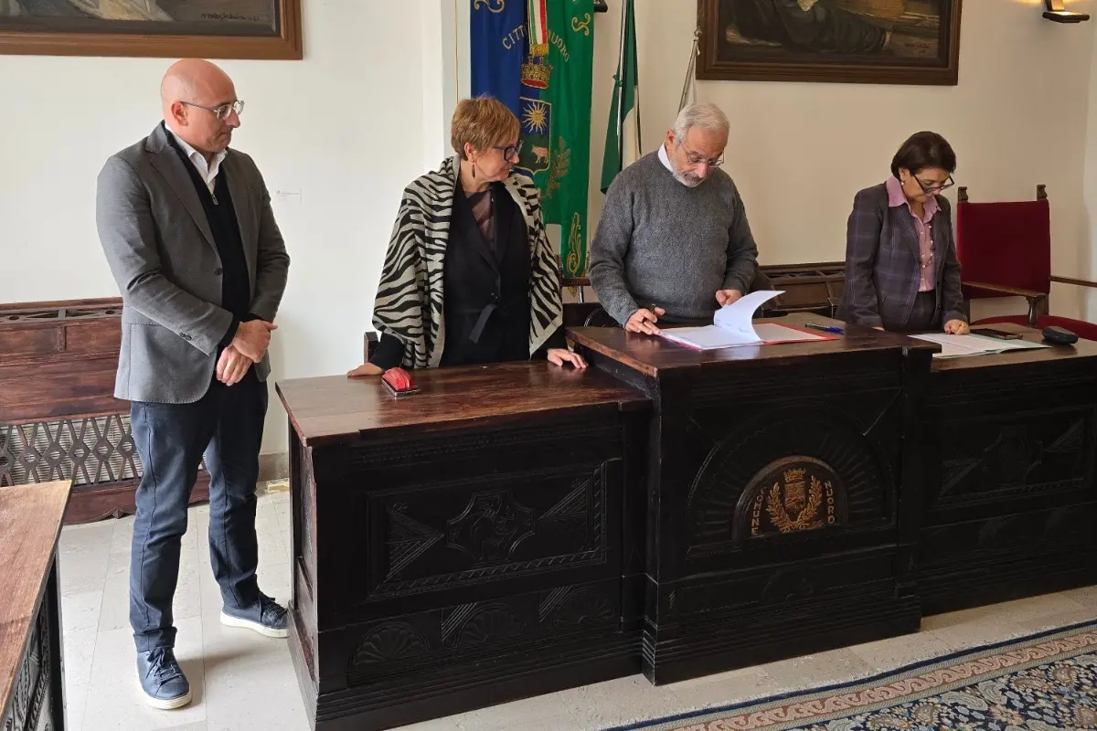 La firma a Nuoro (foto Ledda)