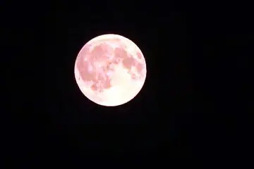 Lo spettacolo della luna rossa prima dell’eclissi