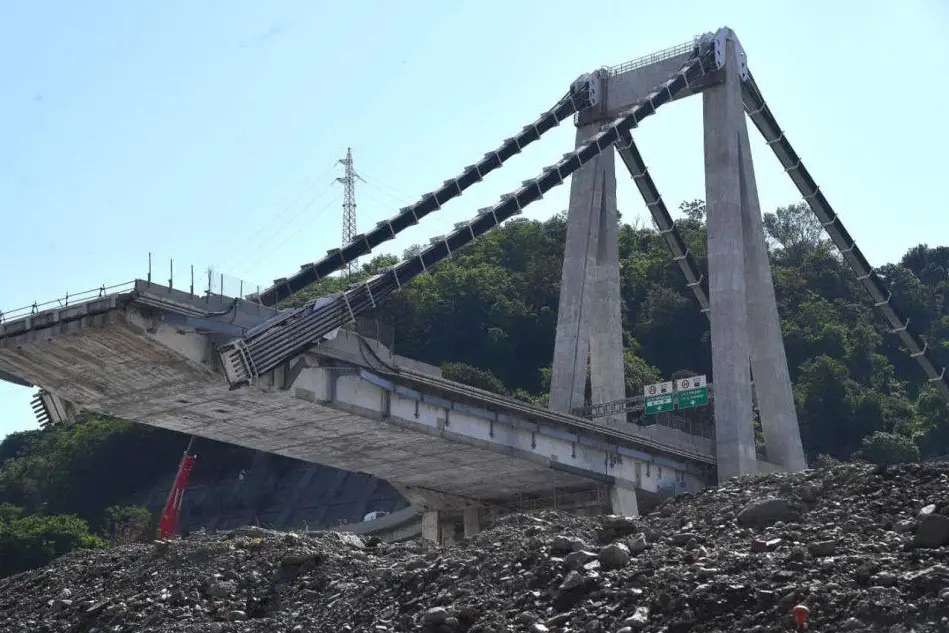 Il Ponte Morandi dopo il crollo (Ansa)