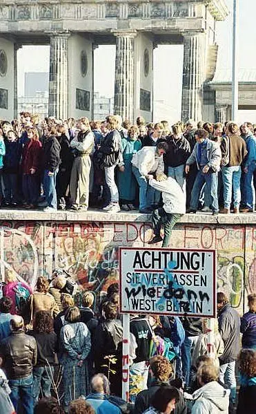 I berlinesi all'assalto del muro, dopo la fine della cortina di ferro