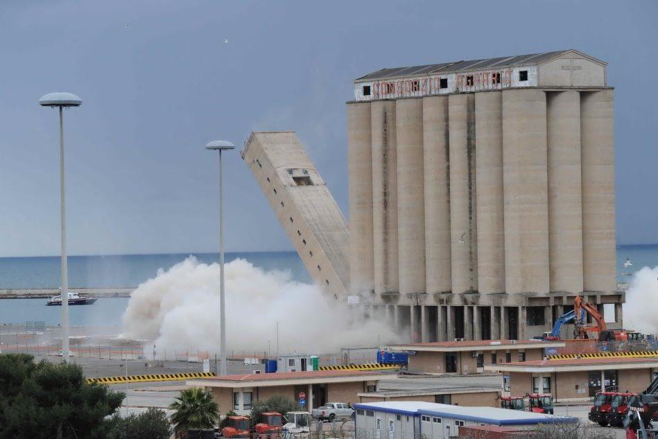 Cagliari: un'esplosione e la torre dei silos va giù