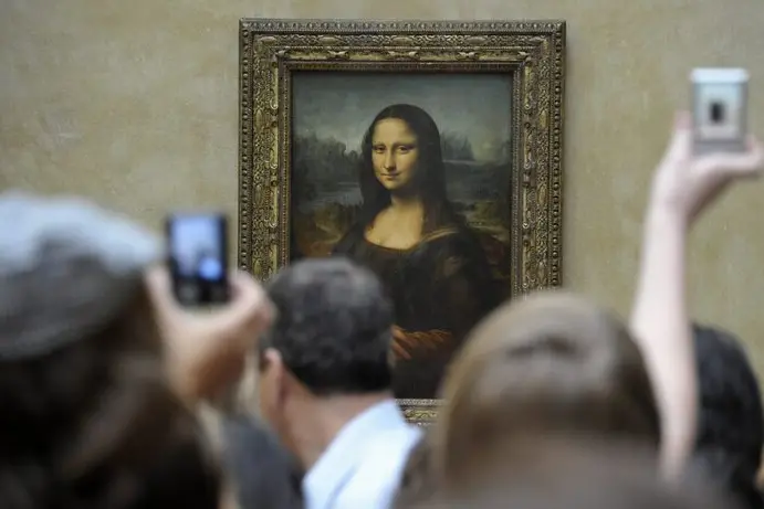 Visitors crowd and take pictures of Leonardo da Vinci's painting La Gioconda (Mona Lisa), at the Louvre Museum in Paris, France, 07 April 2011. ANSA/HORACIO VILLALOBOS
