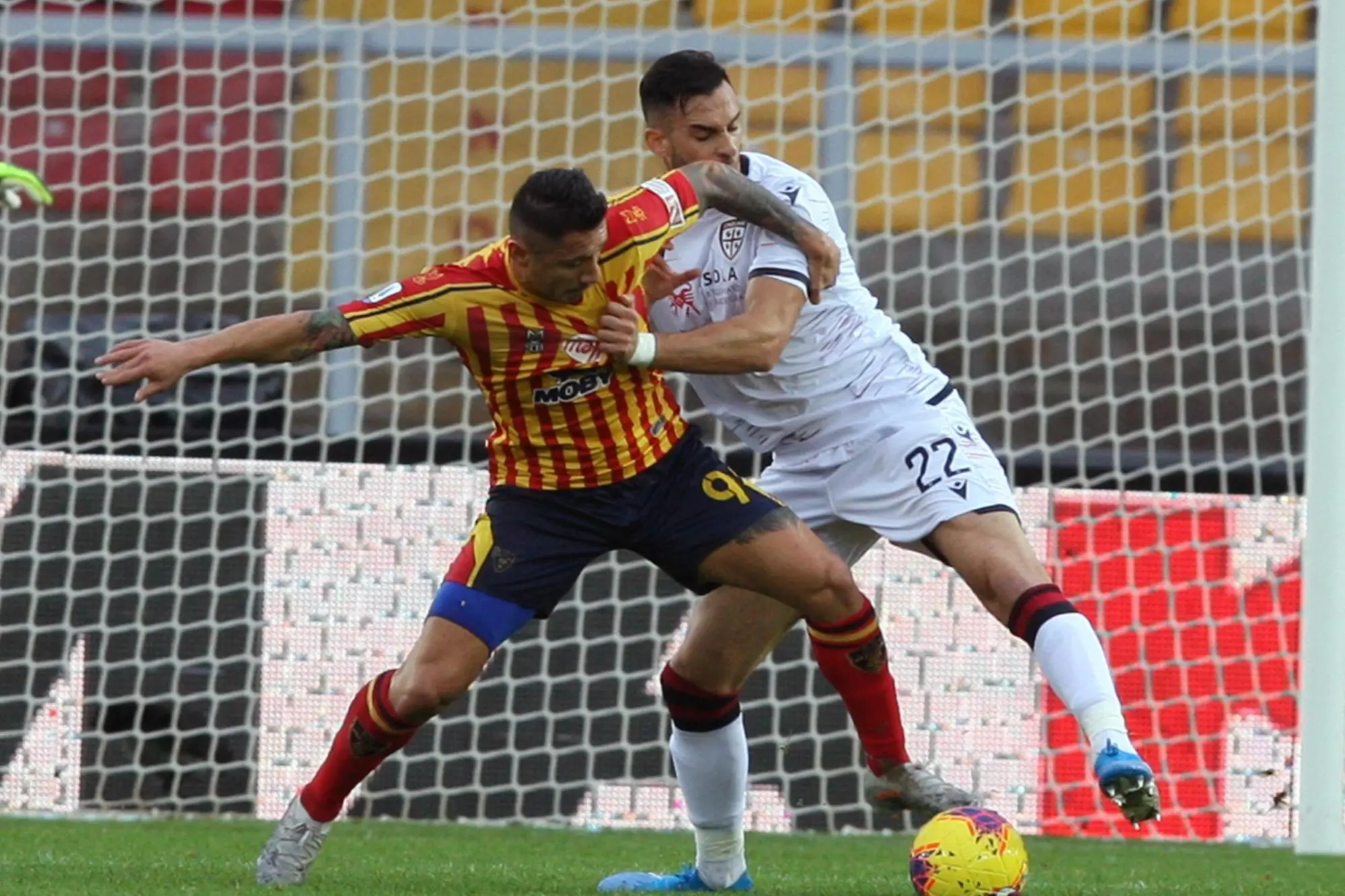 Lecce's Gianluca Lapadula (L) and Cagliari's Charalampos Lykogiannis in action during the Italian Serie A soccer match US Lecce vs Cagliari Calcio at the Via del Mare stadium in Lecce, Italy, 25 November 2019. ANSA/MARCO LEZZI