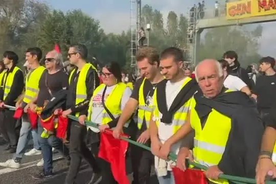 Sciopero, manifestazione a Milano: invasa la tangenziale Est