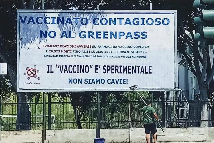 Uno dei cartelloni (Ansa)