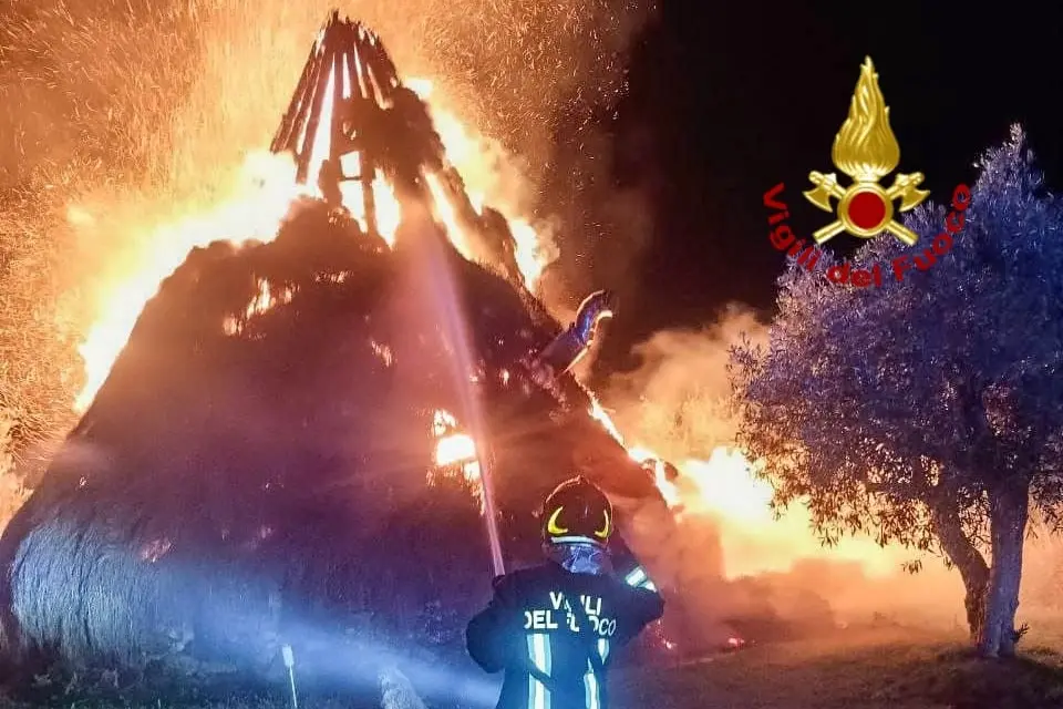 La struttura distrutta dalle fiamme (foto vigili del fuoco)