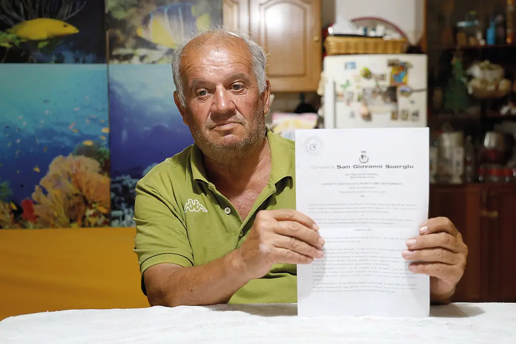 Stefano Sulas (65 anni) mostra il contratto di lavoro annullato dopo le verifiche sui documenti (Fabio Murru)