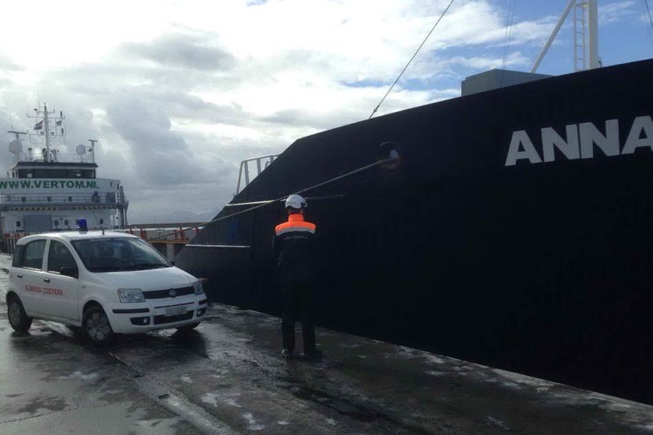 Fermo amministrativo per una nave olandese al porto di Oristano