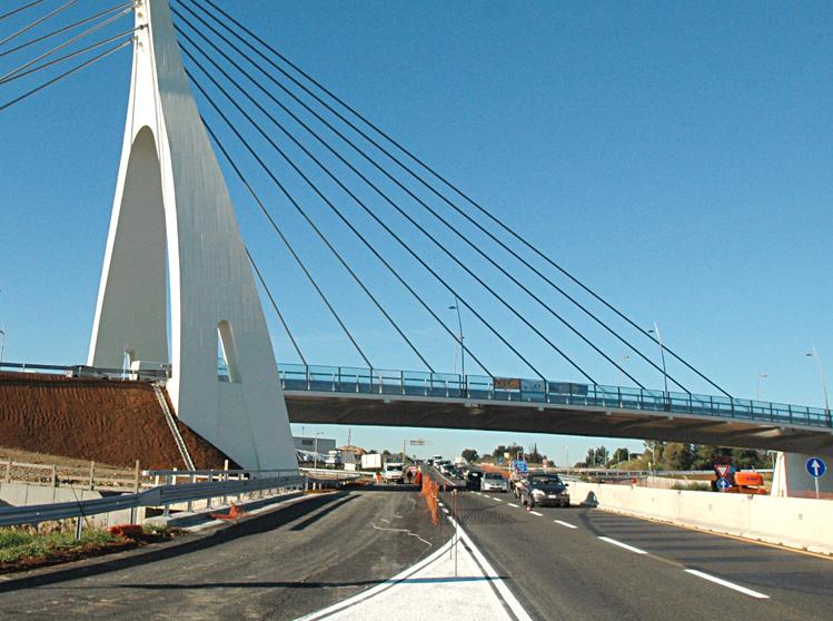 In pericolo sul ponte, salvato dai carabinieri