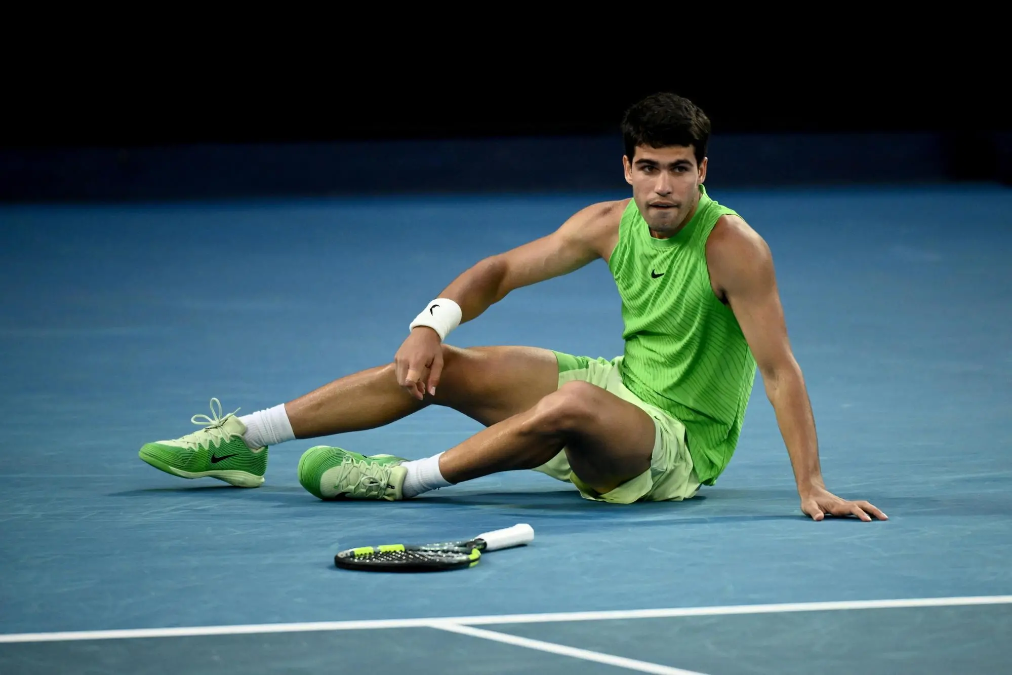 Carlos Alcaraz stremato dopo il match contro Zverev (Ansa-Epa)