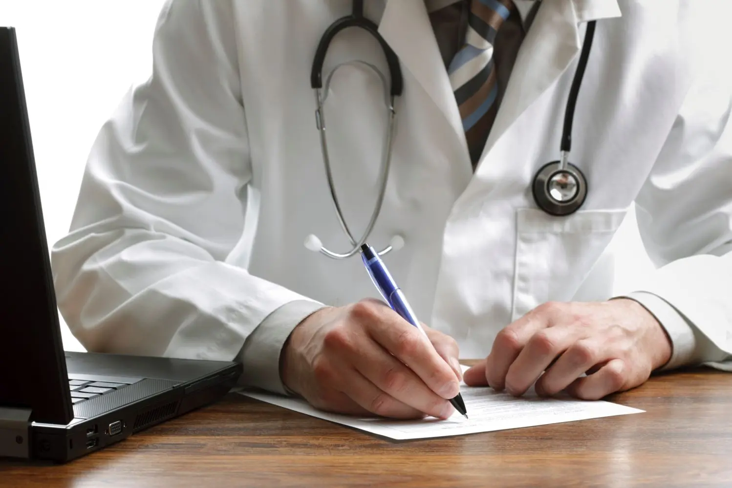 Un medico (archivio L'Unione Sarda)