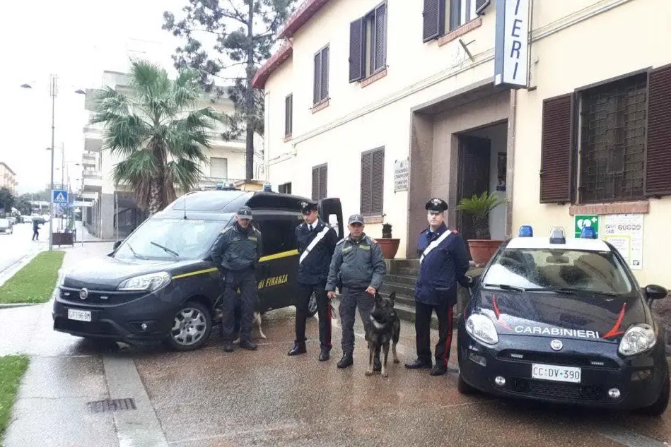 I militari impegnati stamattina nel servizio antidroga (foto Carabinieri)