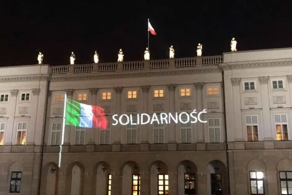 L'immagine del tricolore italiano a Varsavia (foto da Twitter)