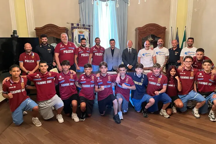 Gli atleti, i dirigenti con il questore e il sindaco (foto Pala)