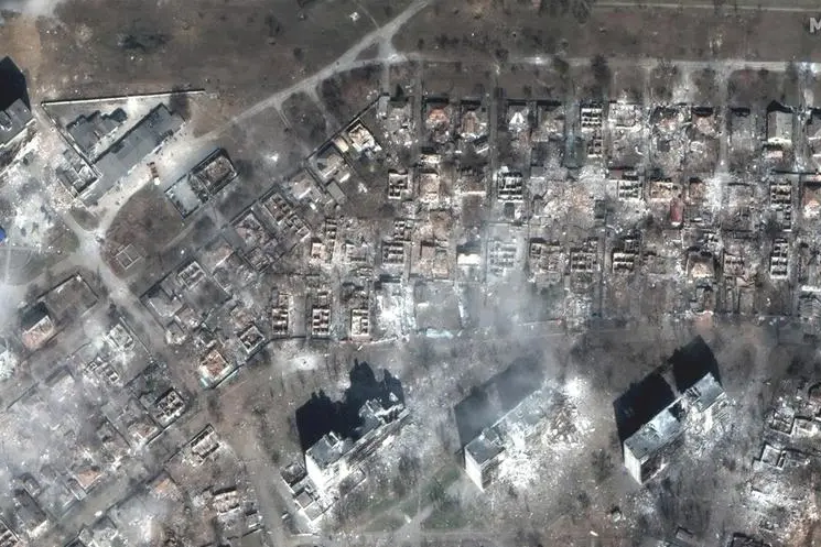 Distruzione a Mariupol, l'immagine satellitare (Ansa)