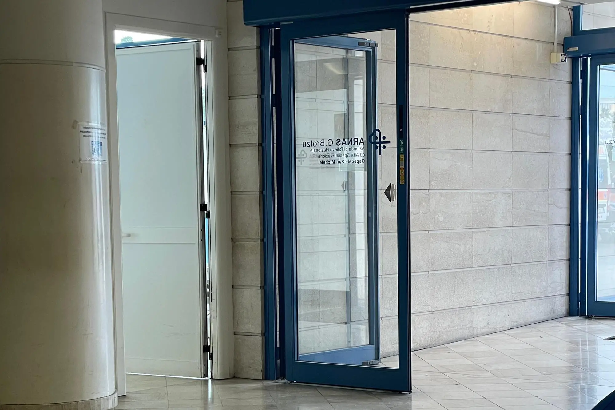 La porta della stanza del Triage del Brotzu