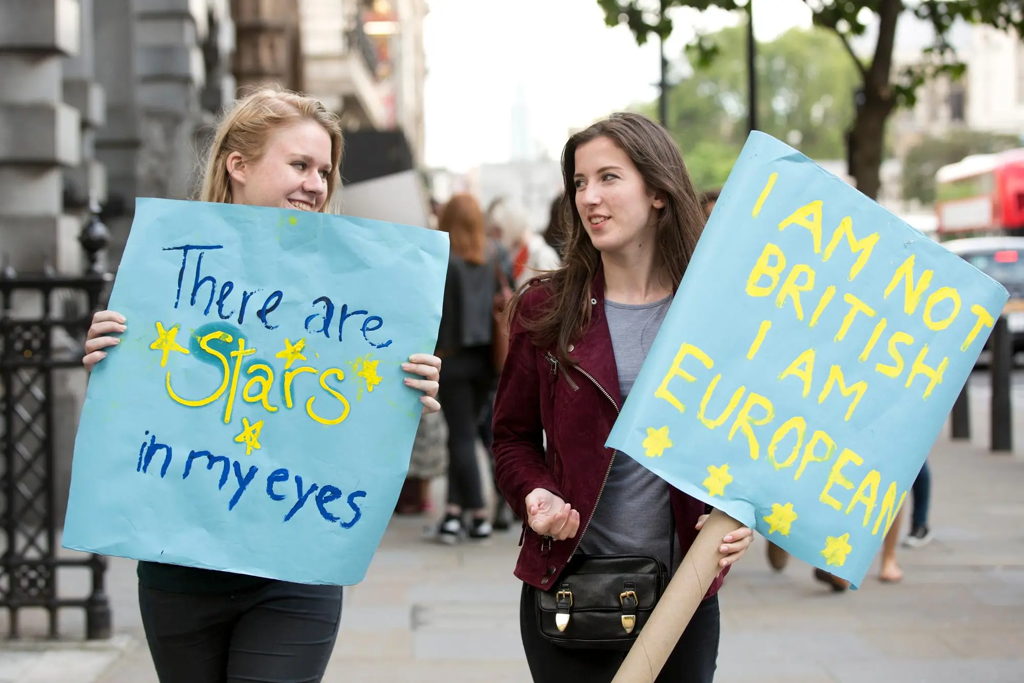 Due giovani manifestano contro la Brexit dopo il referendum del 2016