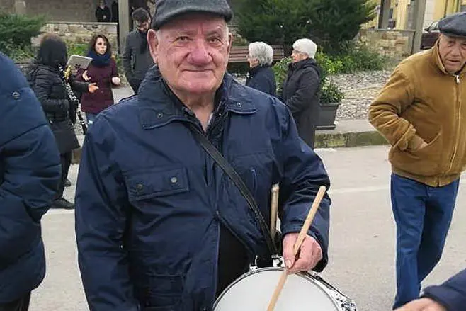 Eugenio Deidda con il tamburo donato (foto Antonio Pintori)