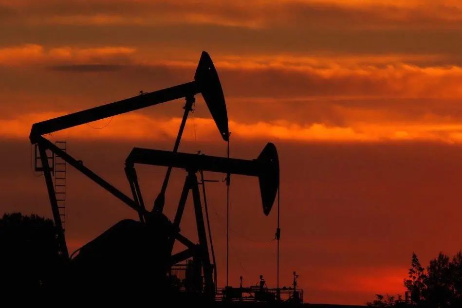 L'estrazione del petrolio (foto Ansa/archivio l'Unione Sarda)