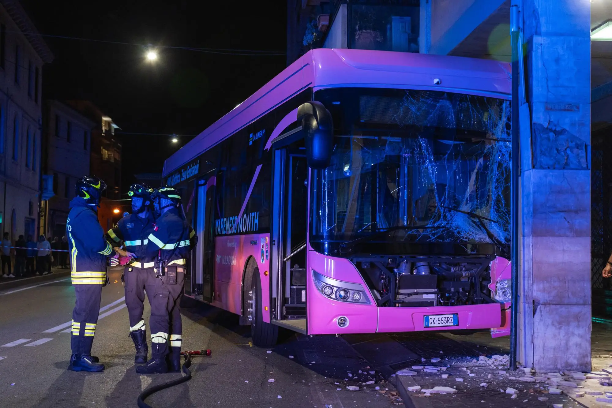 Il bus distrutto (Ansa)