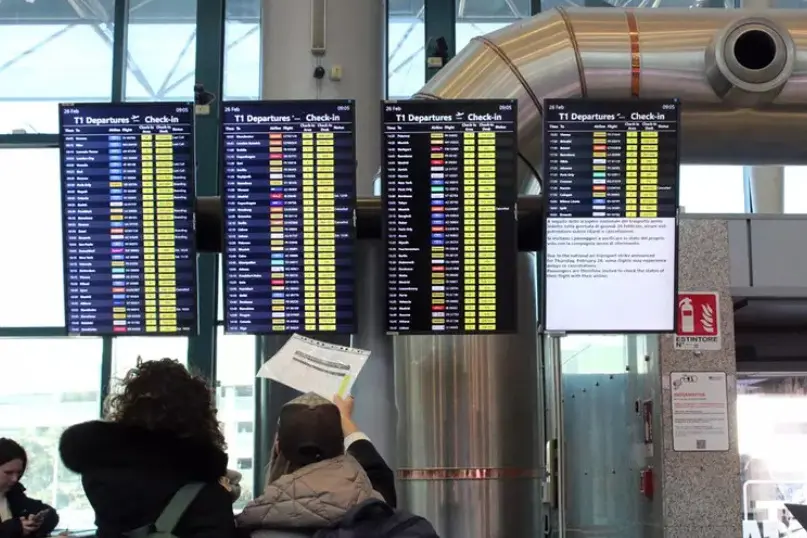 Passeggeri in aeroporto (Ansa)