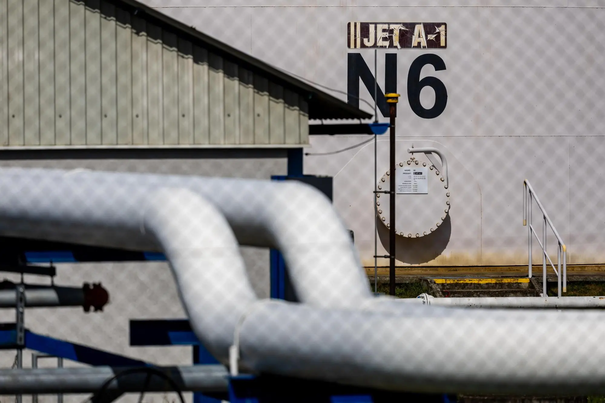 Deposito di carburante per aerei (Ansa)