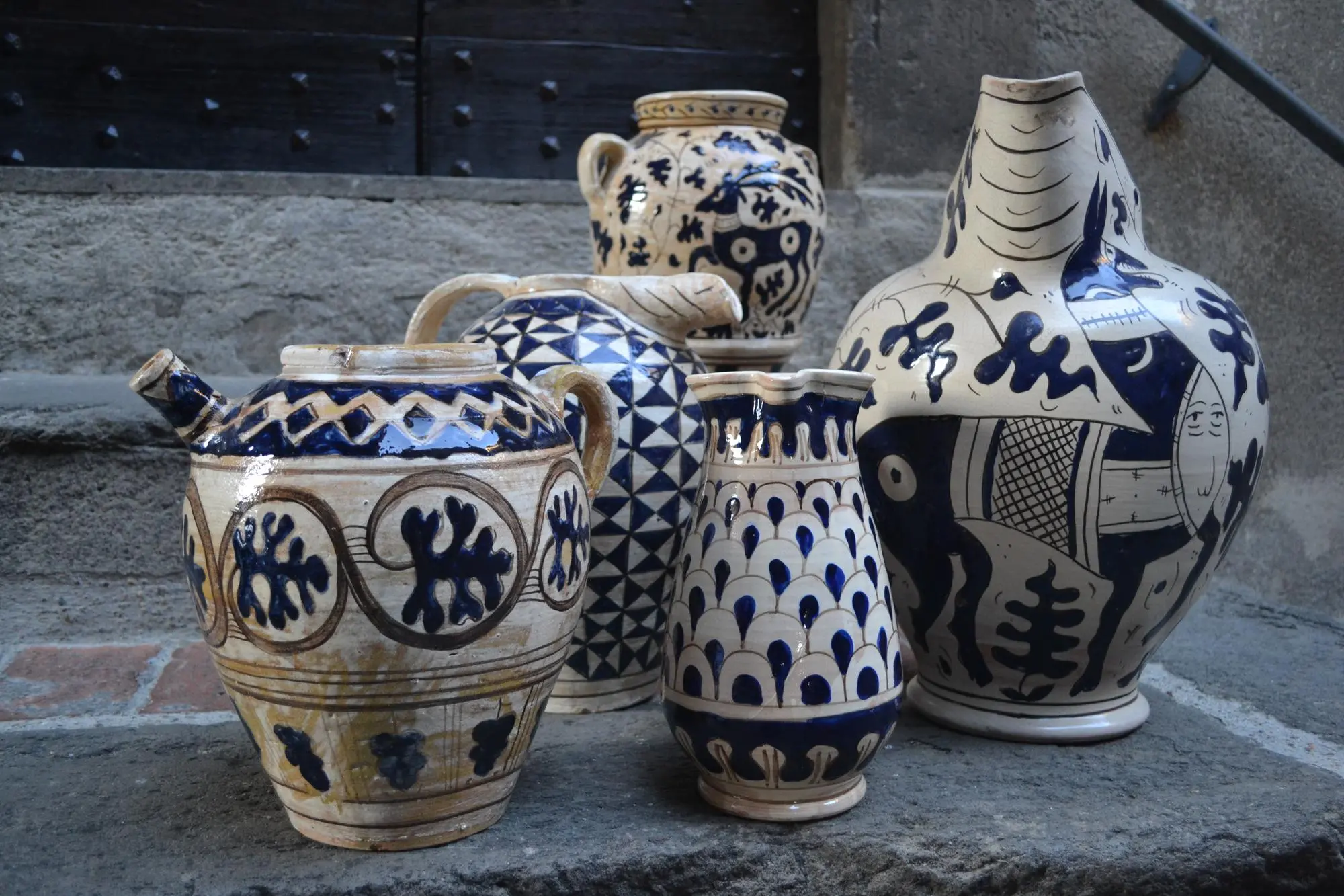 La ceramica tradizionale di Viterbo con i decori blu cobalto (foto concessa)