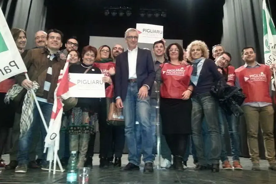 Francesco Pigliaru sul palco del Teatro Garau