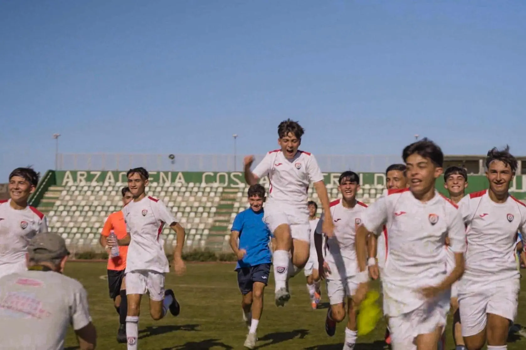 I Giovanissimi del Pirri festeggiano la vittoria con l’Atalanta