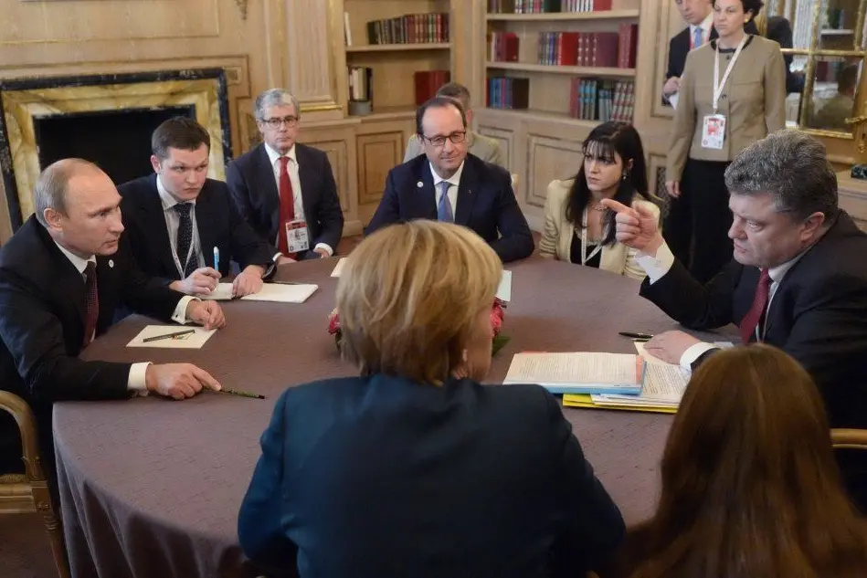 Putin e Poroshenko al tavolo con Angela Merkel e François Hollande