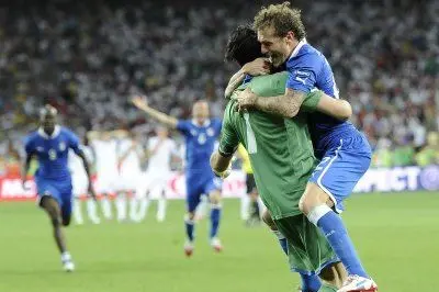 Il portiere dell'Italia, Gigi Buffon, abbraccia il compagno Alessandro Diamanti dopo il rigore decisivo realizzato dal trequartista azzurro contro l'Inghilterra che ha qualificato l'Italia alle semifinali dell'Europeo
